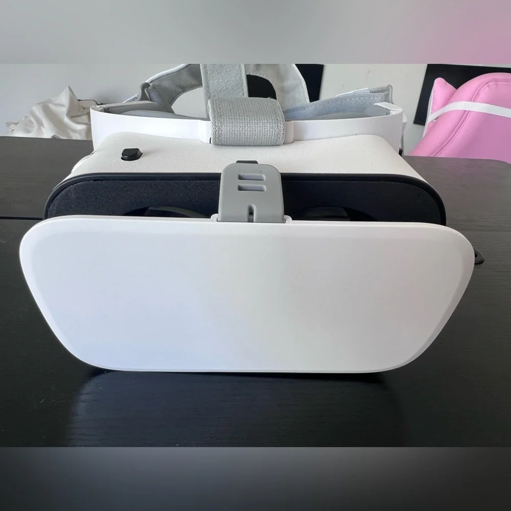 White VR Headset - Picture 4 of 8